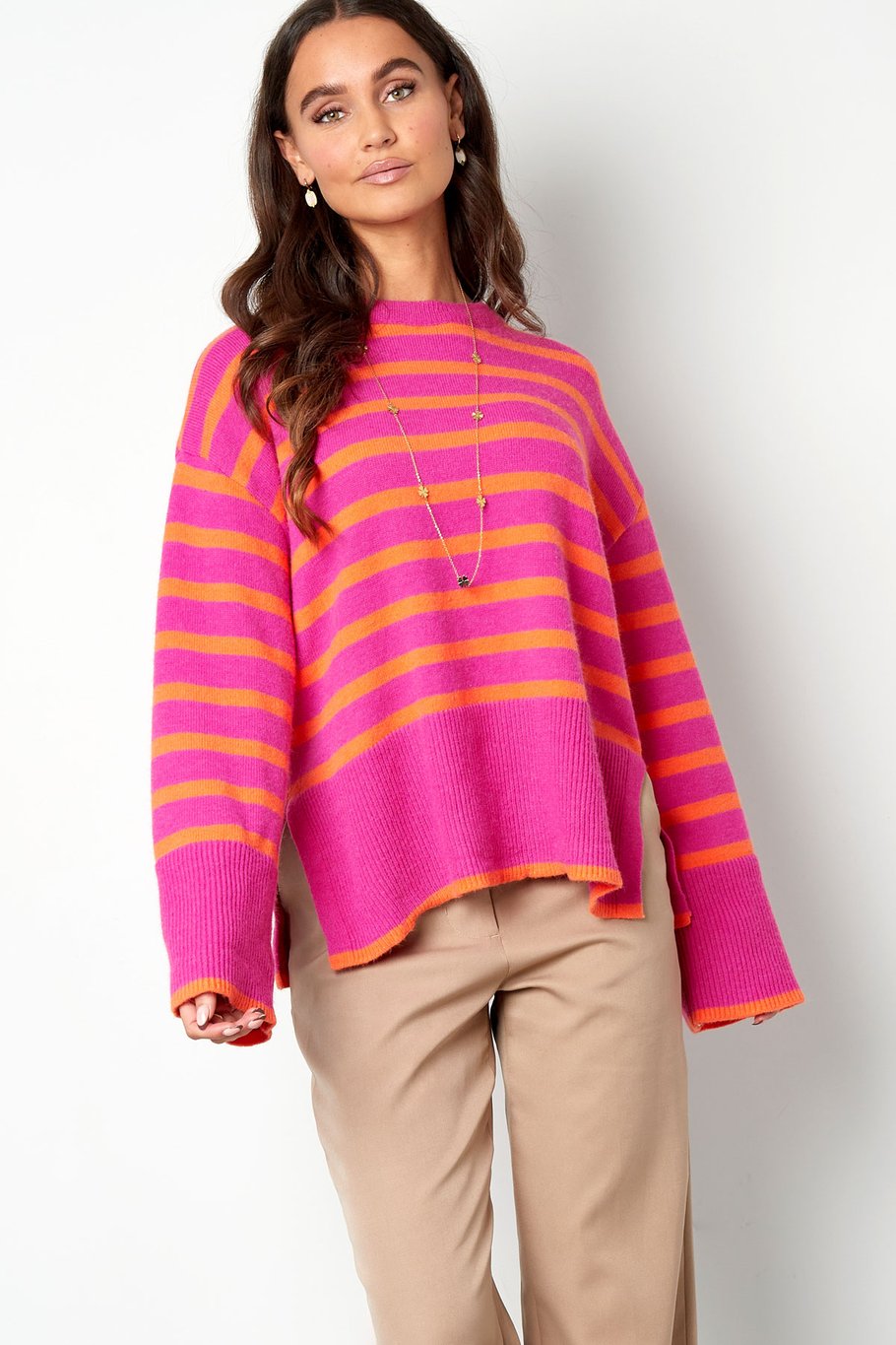 Breiter Strickpullover mit Streifen und ausgestellten Ärmeln – schwarz Bild5